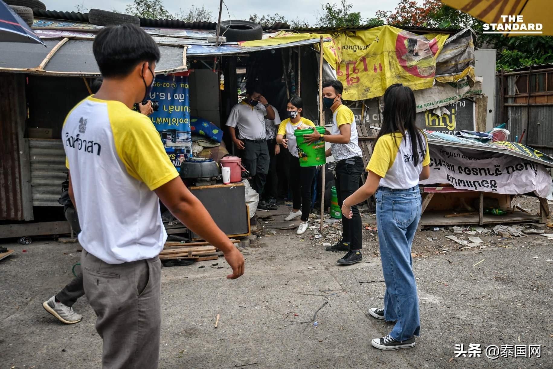 被解雇一家5口飘零生活泰国公交售票员终于有了新家