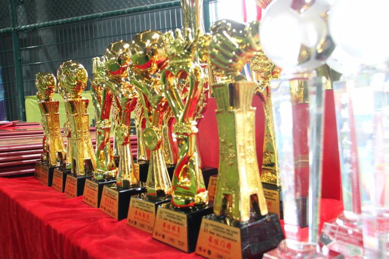 用爱传递抗击病毒为祖国加油,足球场上为中国疫情加油