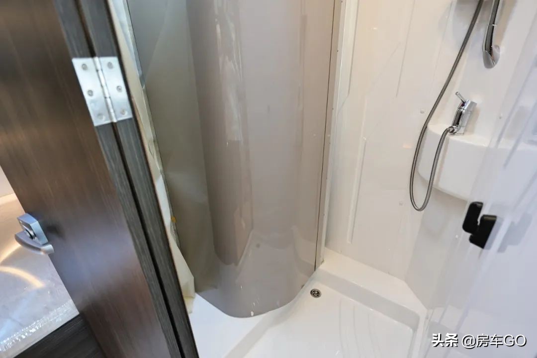 这台房车有5种充电方式，车内电器语音控制，卫生间也是干湿分离