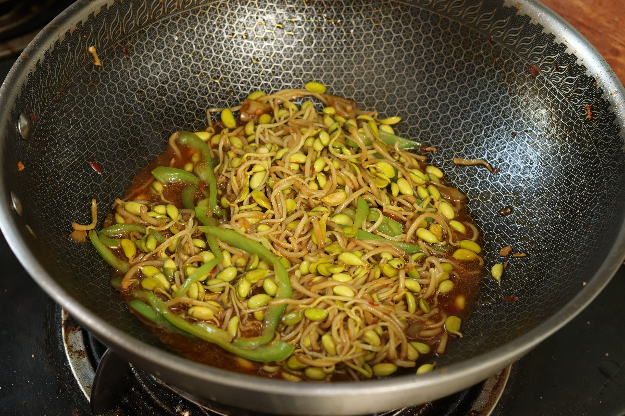 豆芽怎么在土壤里发芽,不用胶水就可以发豆芽的方法