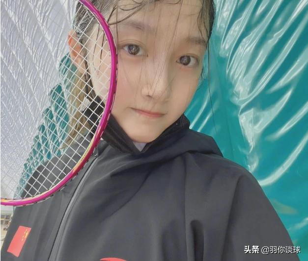 鹿晗打羽毛球关晓彤,鹿晗关晓彤打羽毛球穿的鞋