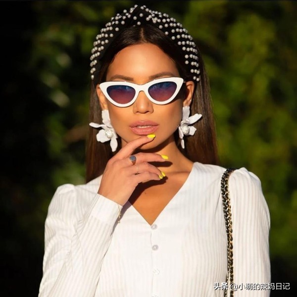 这个春天必学的气质发型,简单又时尚的发带造型