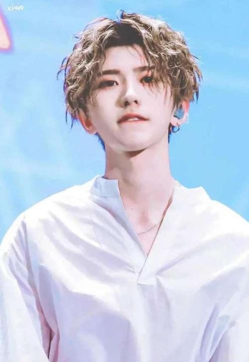 肖战蔡徐坤王一博朱一龙参加活动,19年星光大赏蔡徐坤肖战同台