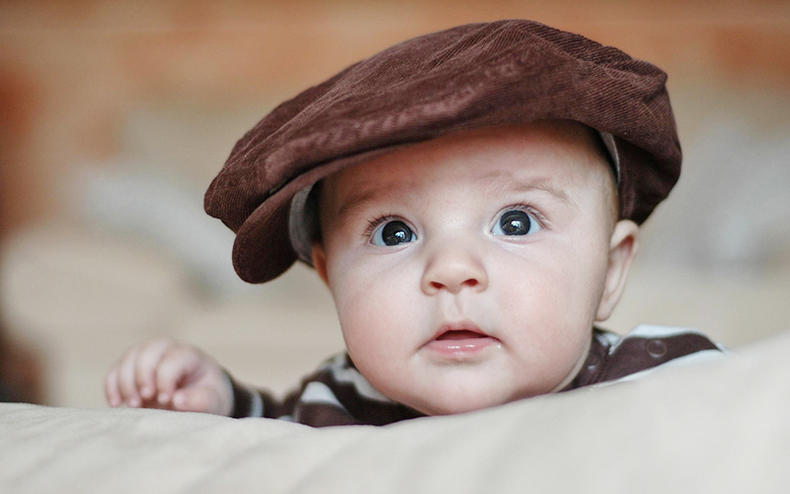 宝宝总是挠耳朵是中耳炎吗,宝宝频繁挠耳朵肿了