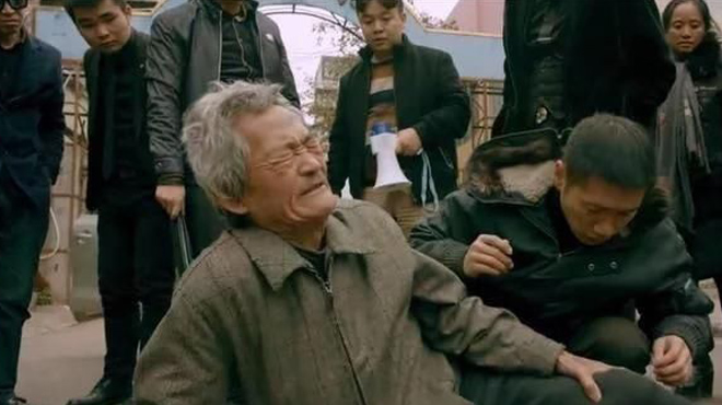 撞钟砸酒瓶，讹人收费，影视剧里这些会铁头功的角色一个比一个狠