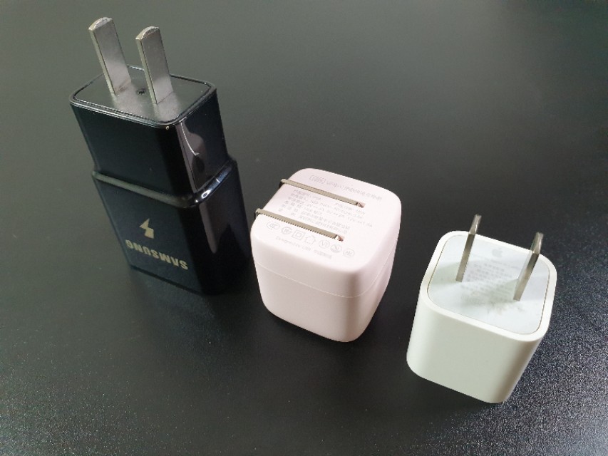 一见倾心!UIBI柚比“小冰块”迷你PD快速充电套装体验