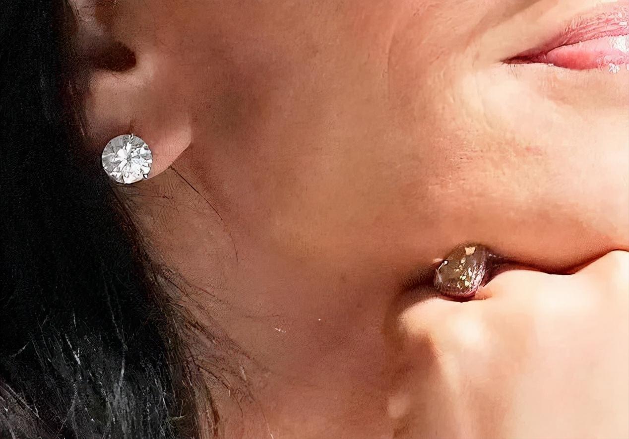 贝佐斯女友当街亲他一脸口红，浑身巨钻，富婆气息，转正的节奏？