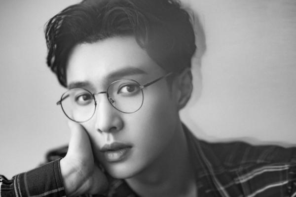 张艺兴新代言CK大片，姿态放松大秀腹肌，黑粉却带节奏辣眼睛？