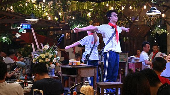 人气爆红的烧烤场，藏在了650㎡的校园课室里