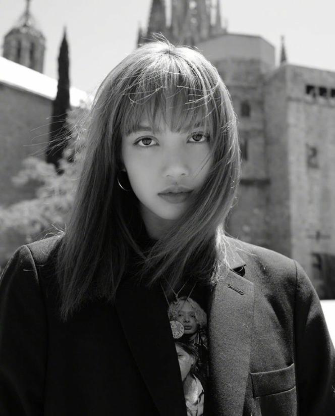 blackpinklisa人间芭比泰国,lisa登上时尚芭莎封面