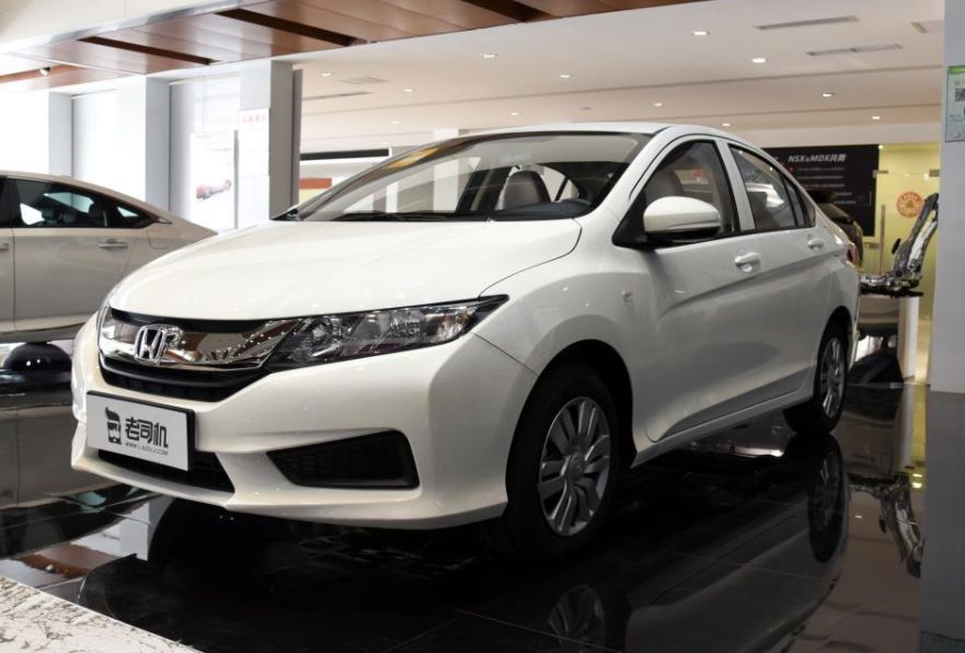 油耗低的几款神车,非国产又省油又抗揍的车落地15万