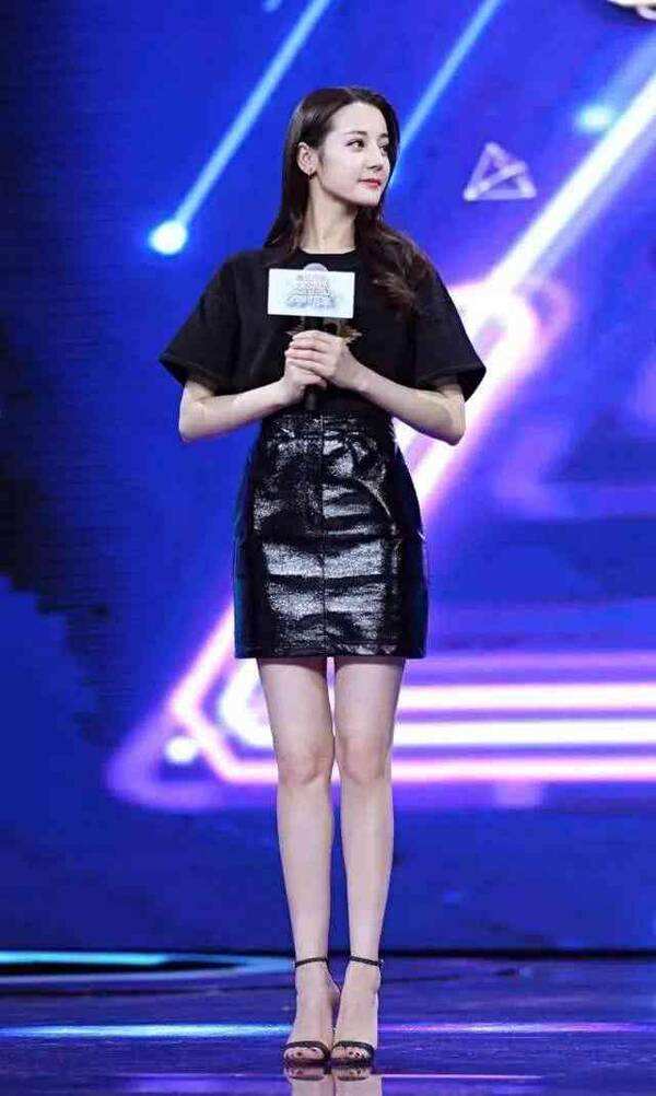 迪丽热巴深蓝西装裙配白色长靴,迪丽热巴蓝色吊带裙穿搭