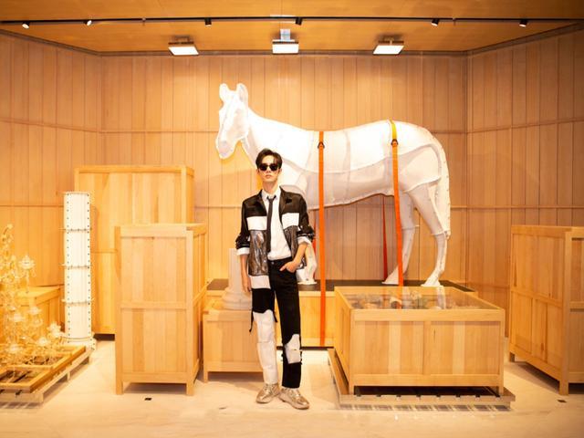 肖战穿搭夏款风衣,肖战穿红色风衣帅气十足