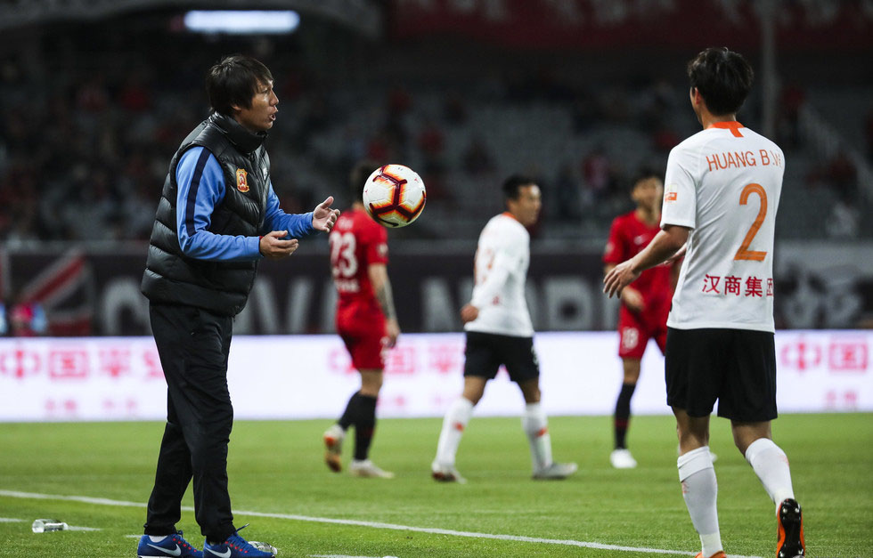 上港主教练哈维尔怒推球童,上海上港最近发生的事