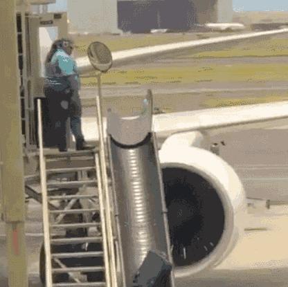 行李箱被机场弄掉了怎么赔,如何防止行李箱被摔坏