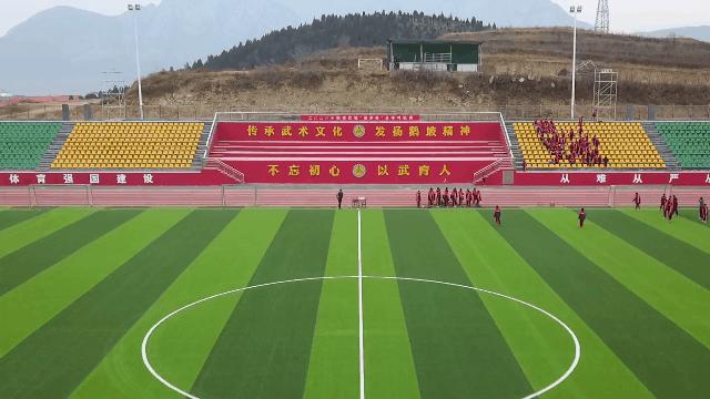 滚动的足球篮球,滚动的足球