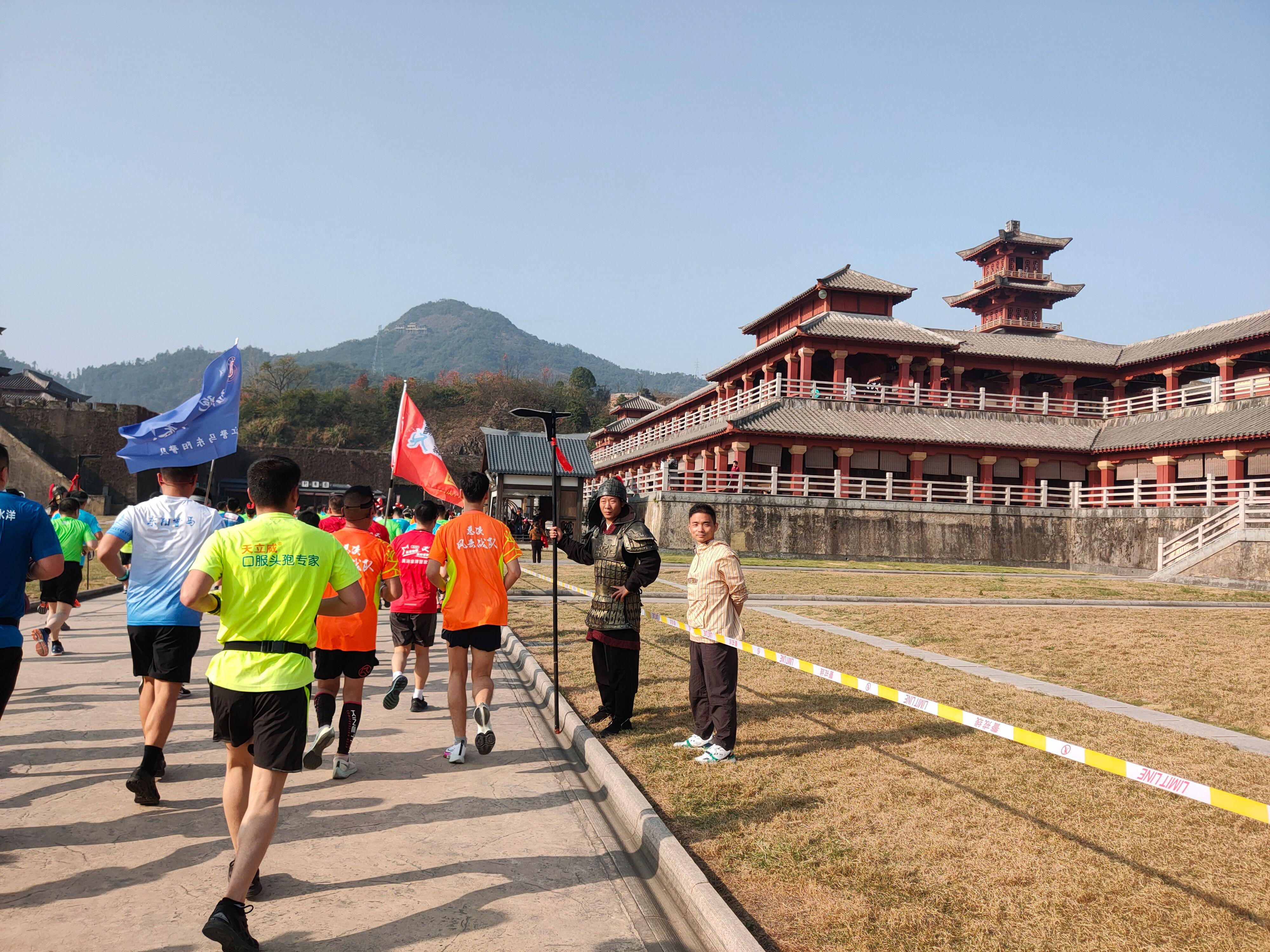 首个全马2022年超燃视频,横店马拉松2023全马颁奖直播