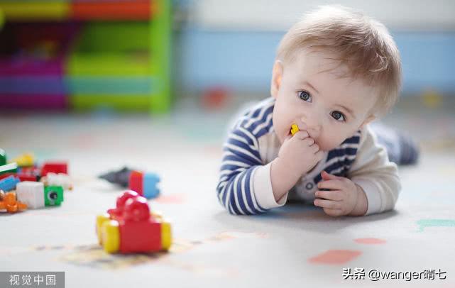 宝宝爬东西,宝宝爬的时候老是吃东西