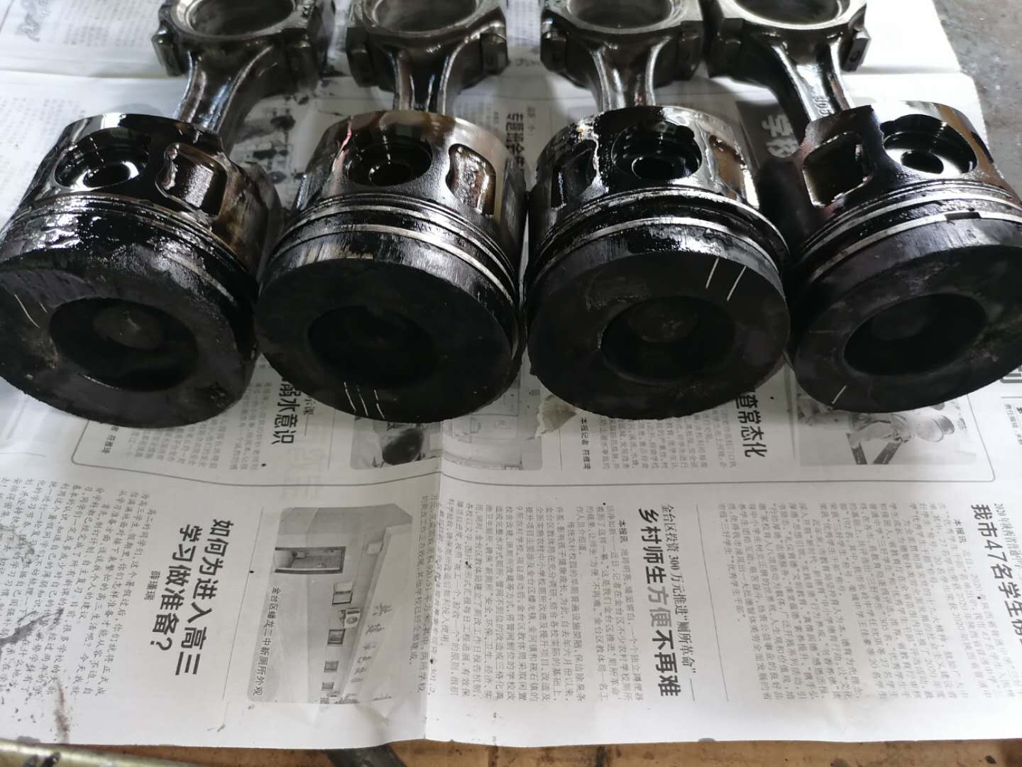 才跑4万公里货车烧机油怎么回事,发动机烧机油活塞发黑