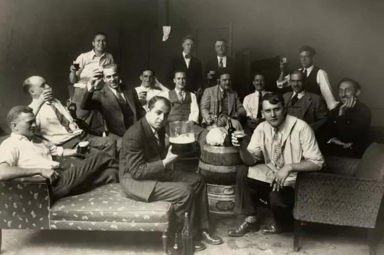 美国禁酒令对美国的伤害,美国禁酒令为什么一定要喝