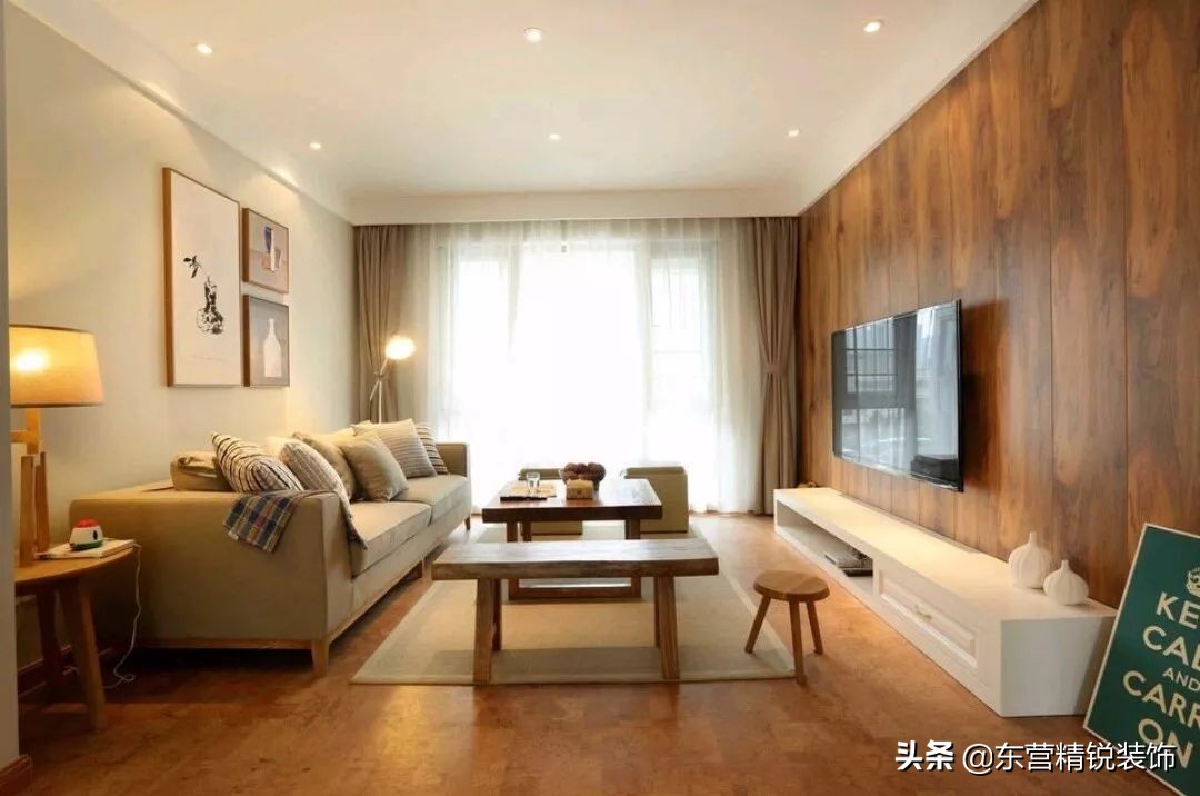 主卧背景墙护墙板装修效果图大全,100平方现代轻奢护墙板装修多少钱