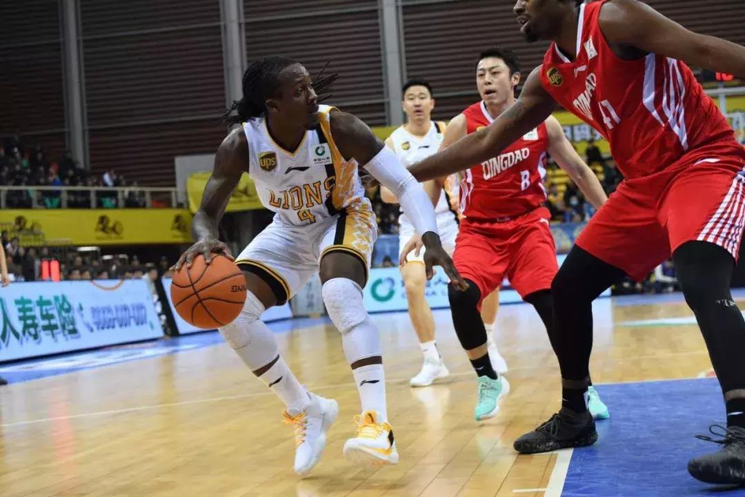 福特森签约代言361°,广厦黄配色战靴很好看,还有专属漫画头像