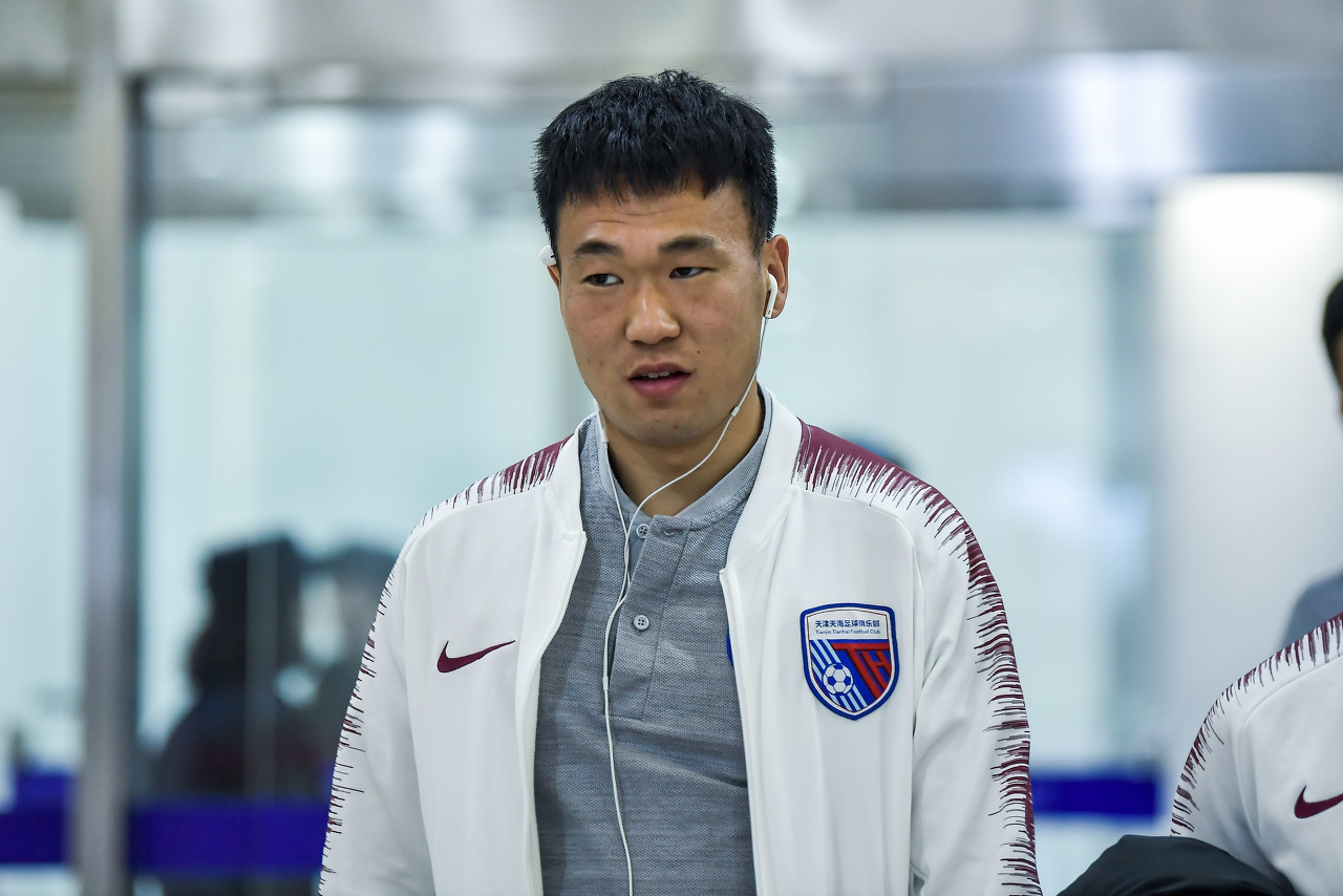 是青年才俊还是“犯规达人”?转会大连人队的吴伟,究竟啥水平