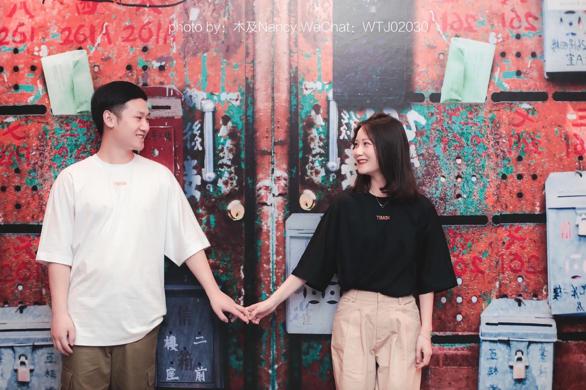 成都大学生情侣来广州旅游、我们去维家思广场拍了一组复古风格片