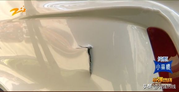 刚买的新车4s店内被撞,刚出4s店被撞可以要求换车吗