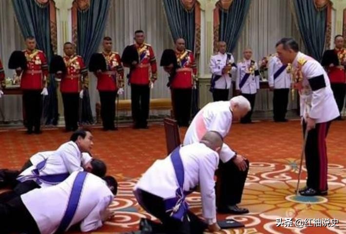 泰王跪拜泰国国王完整版,泰王跪拜中国皇帝