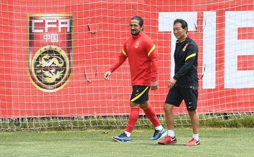 洛国富名牌T恤撞衫郭德纲和王源!单价超四千元,更符合气质