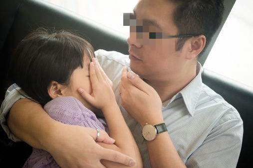 酒店隔壁房间传出“嗯哼”声，引13岁女儿好奇，妈妈的回答很机智