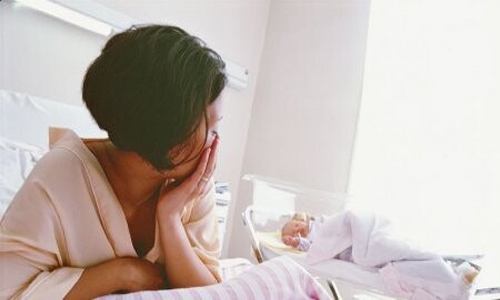 生完宝宝后情绪多变，面对产后抑郁的老婆，老公最好“唯命是从”