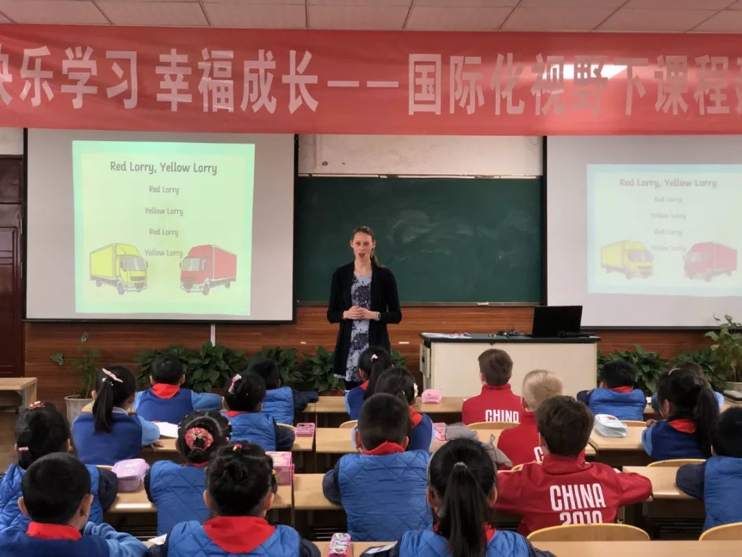 英美师生来蓉交流学习还与中国师生跳了一曲《小苹果》