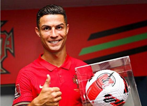 c罗第一次穿曼联7号上场,c罗12年重披曼联7号