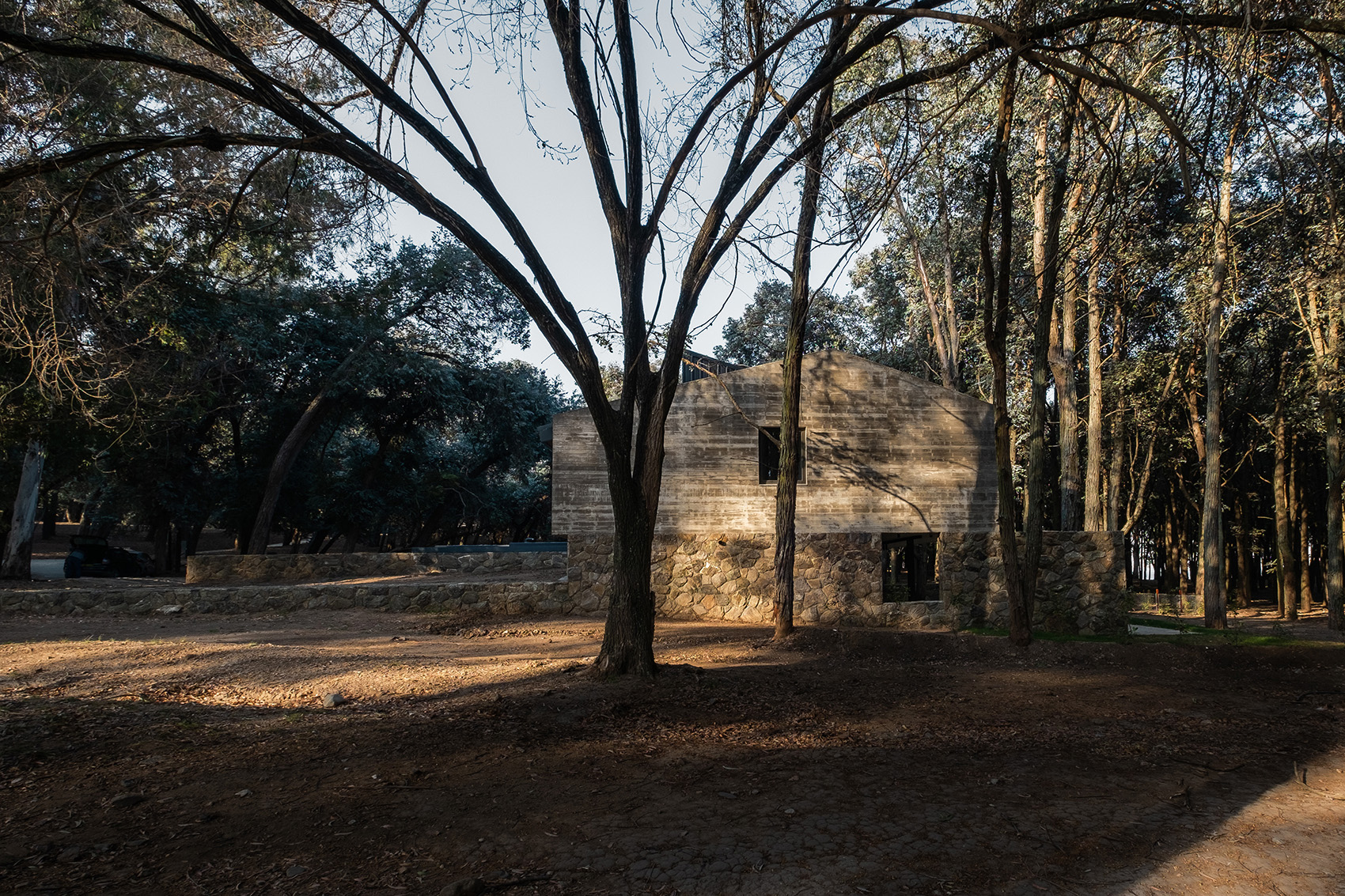 顺应场地高差，面向湖景：这个住宅看起来旧旧的，内部却光影斑驳