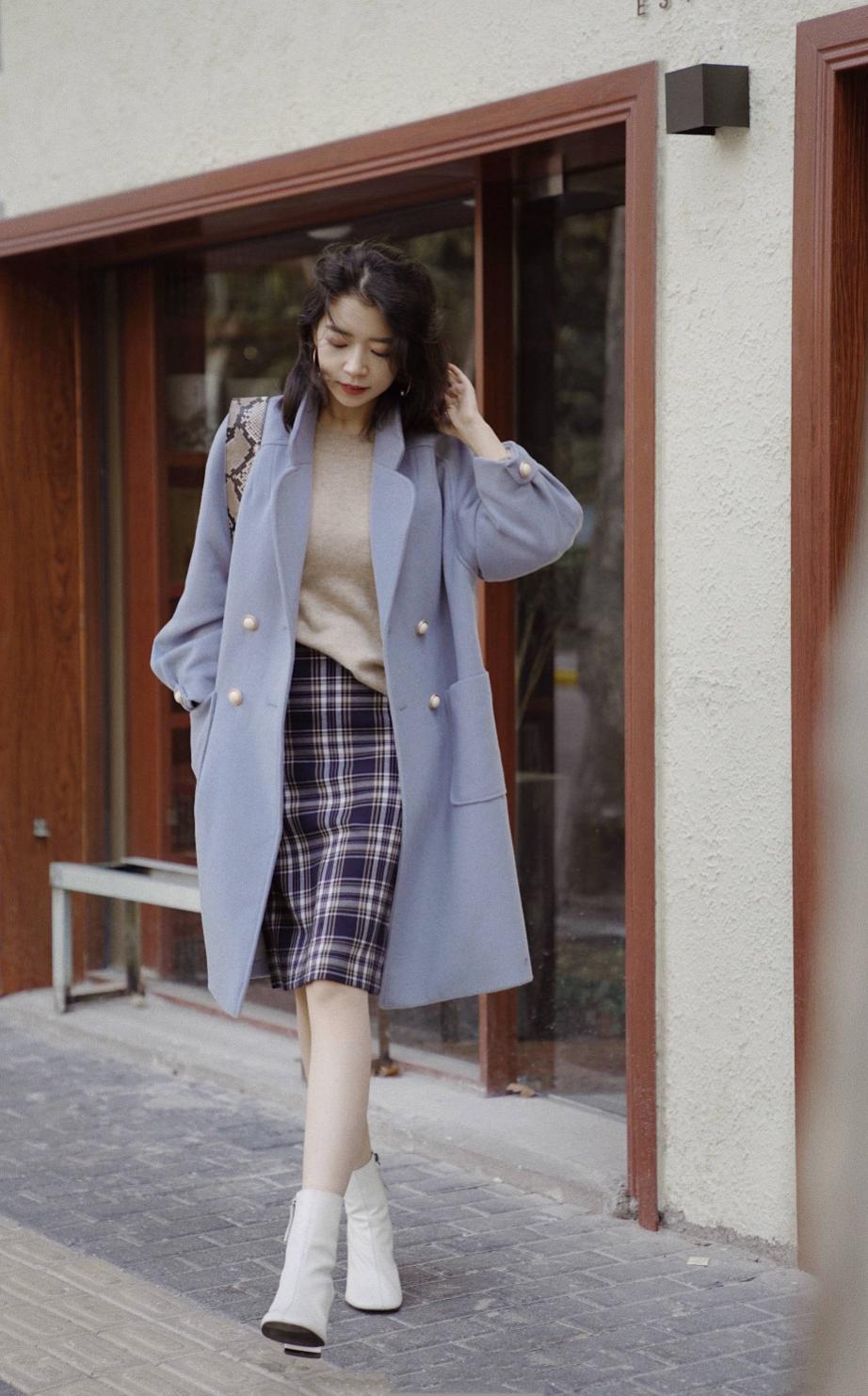 百褶裙搭配羽绒服中长款外套,粉丝色小香风羽绒服搭配百褶裙