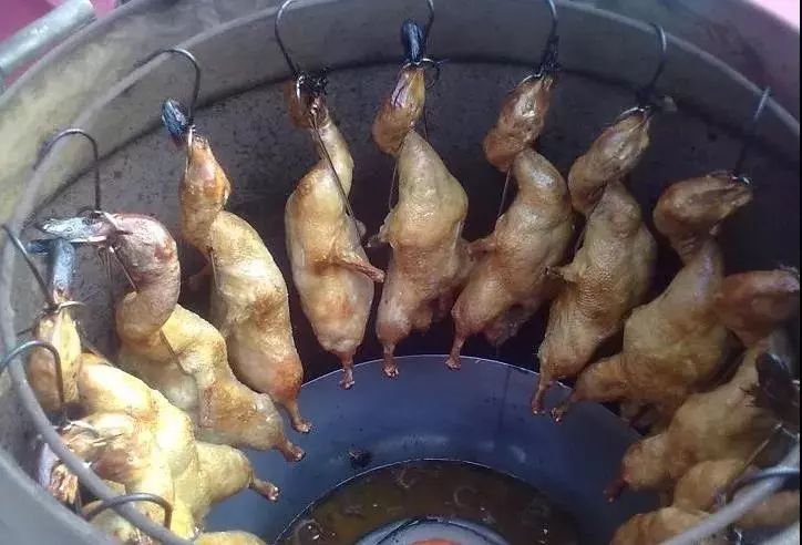 90后开烤鸭店夫妻月入四万,创业农村烤鸭店