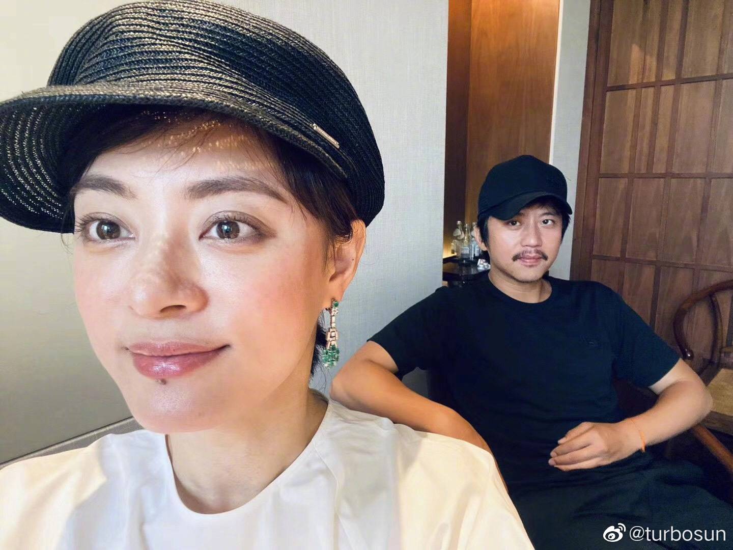 邓超看妇科遭全网吐槽,与老婆合影眼神疲惫,身体状况引网友担忧