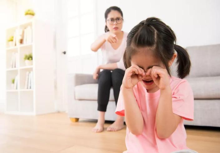 当孩子被大人骂时家长应该怎么做,孩子经常被父母骂会造成什么影响
