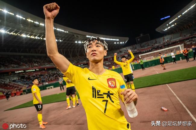 足坛历史十大球星c罗,现役足球巨星排名前十名c罗