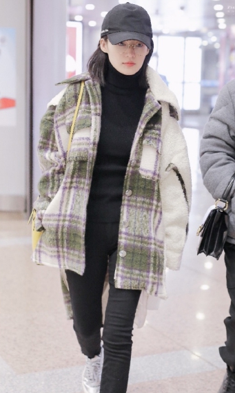 李沁羽绒服搭配什么裤子,李沁冬款穿搭