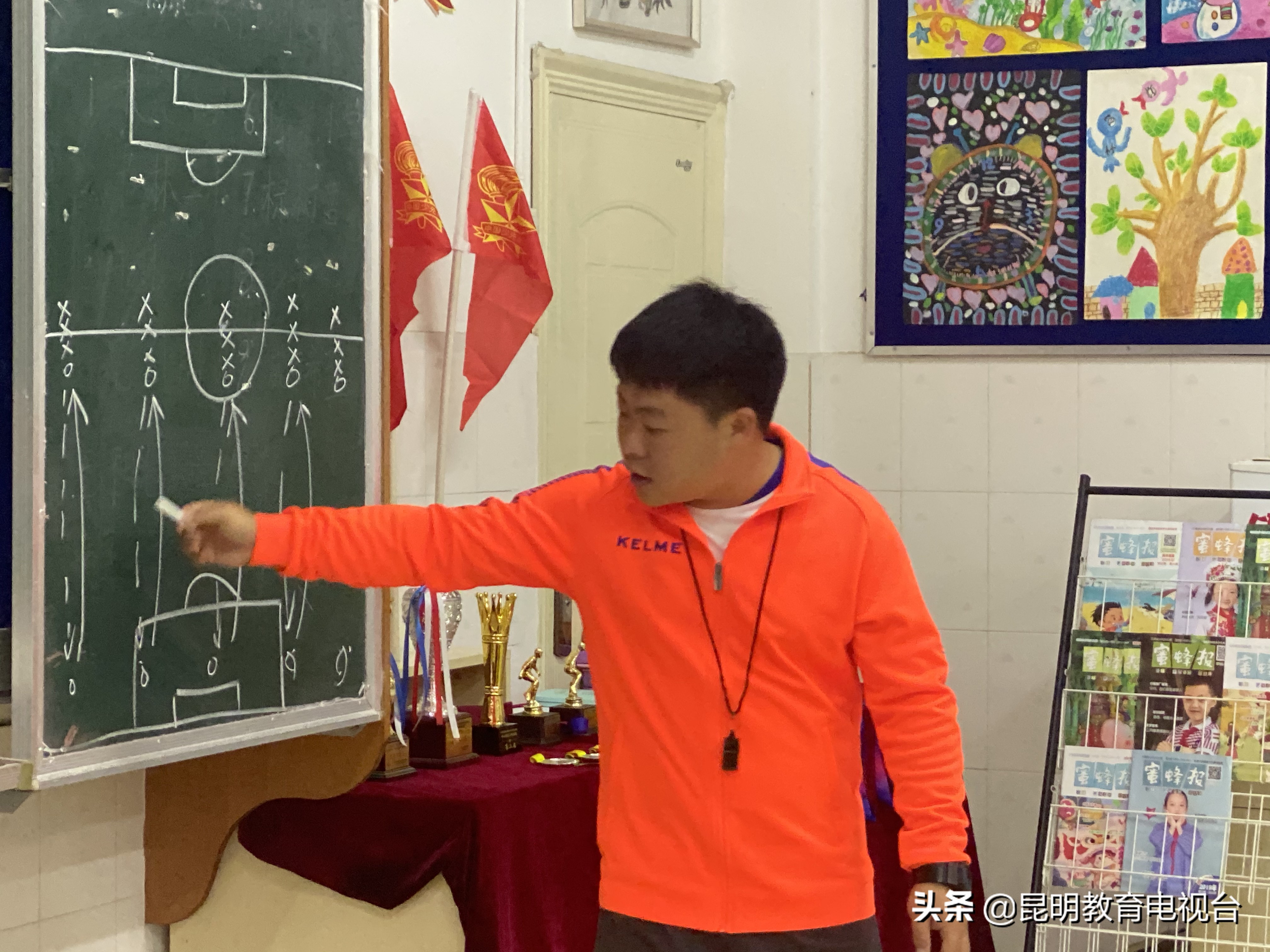 彰显足球特色打造魅力校园,学校努力打造足球特色学校报道