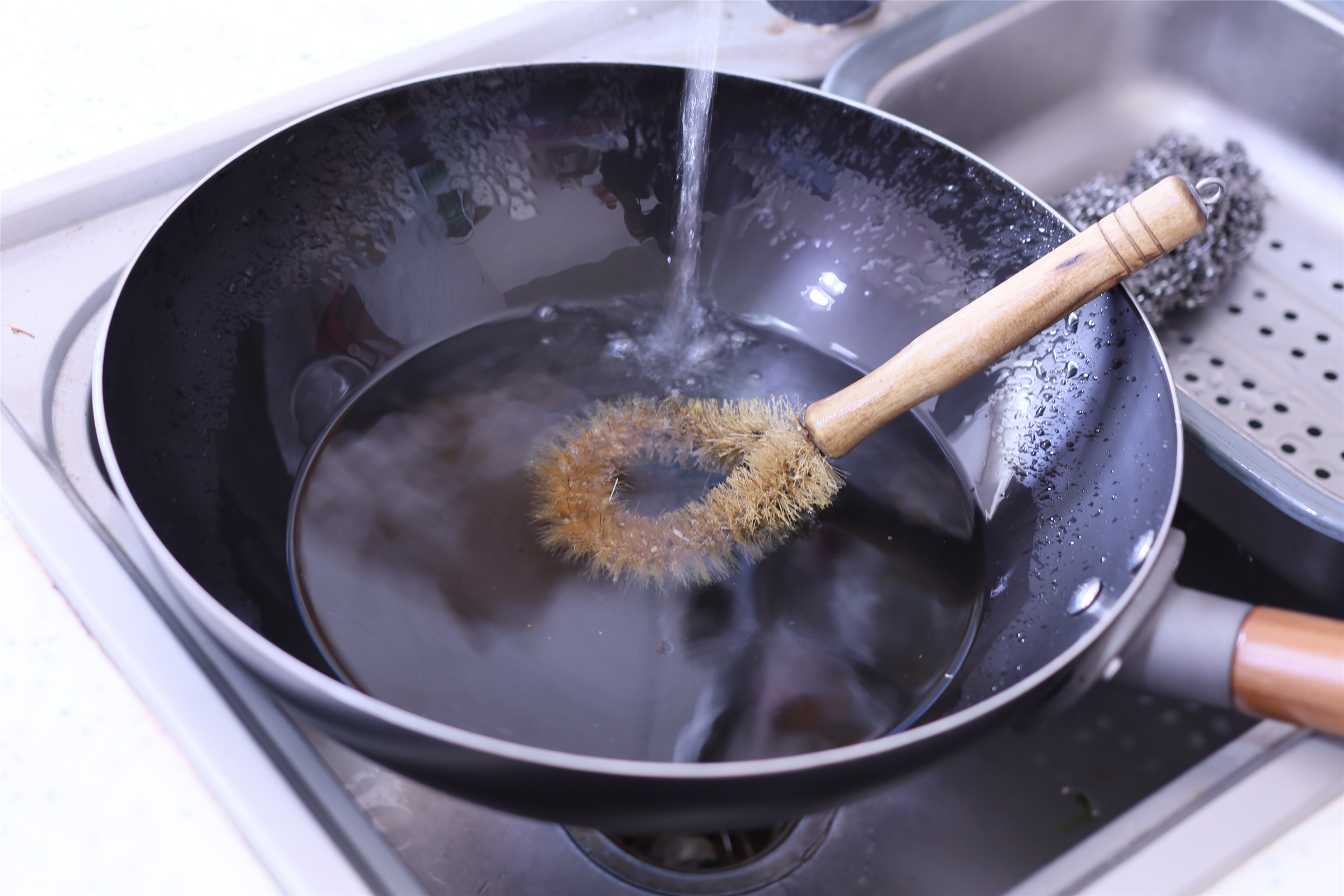 新买的铁锅切记别直接开锅,新不粘铁锅要开锅吗