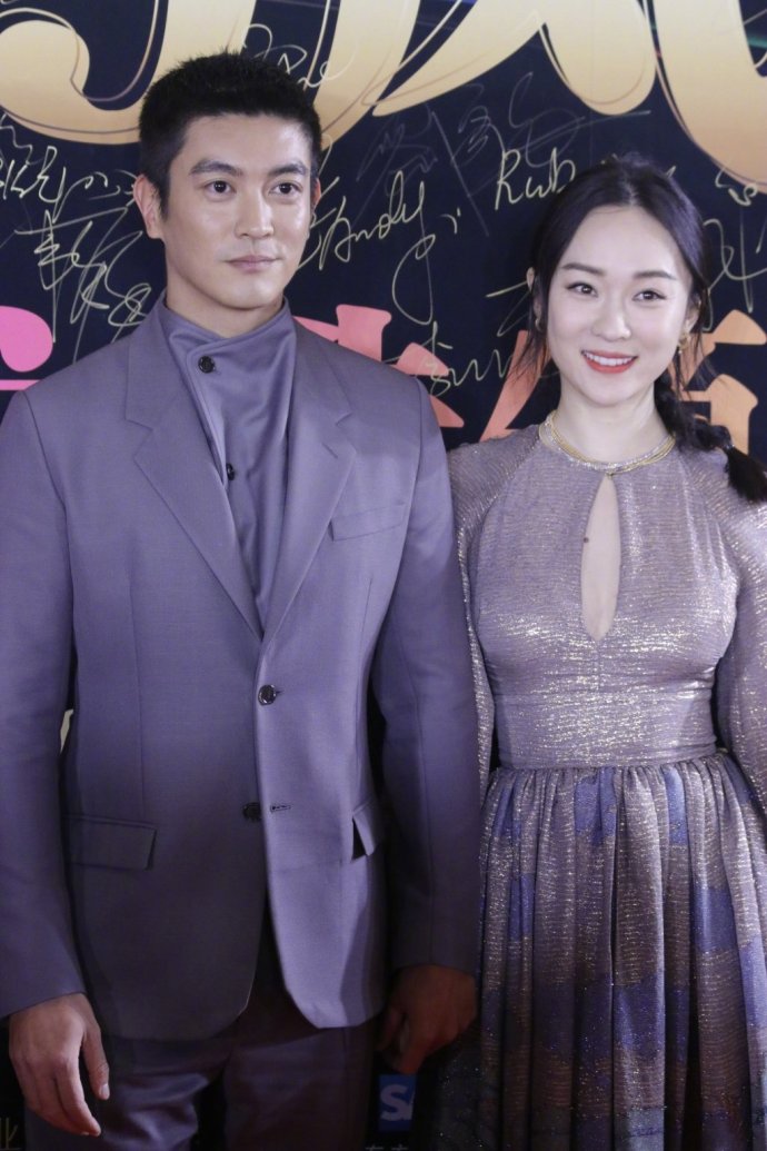 霍思燕现身机场时髦打扮秒变18岁,霍思燕颜值巅峰白纱裙