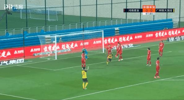 这粒进球*力暴**鸟大费周章，可本土球员用一脚停球就能“结束战斗”