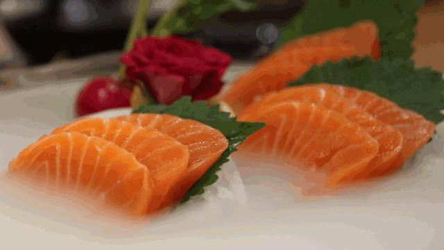 Madein*疆新**！不用100元能吃三文鱼全鱼宴？！