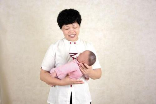 宝宝身体软是脑瘫的表现吗?抱宝宝时需要注意什么