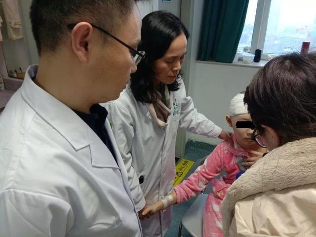 女孩行走姿势怪异,少女走路姿势怪异