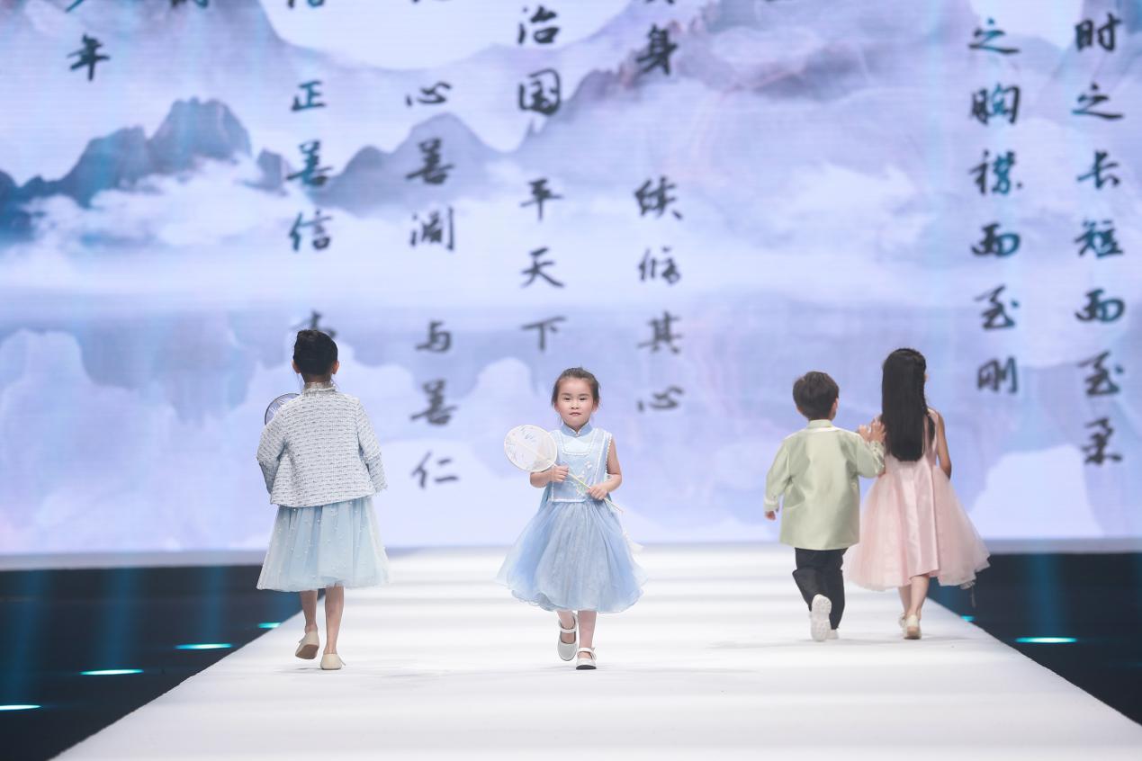 PETITMIEUX贝的屋“礼御童服”儿童时尚周压轴亮相